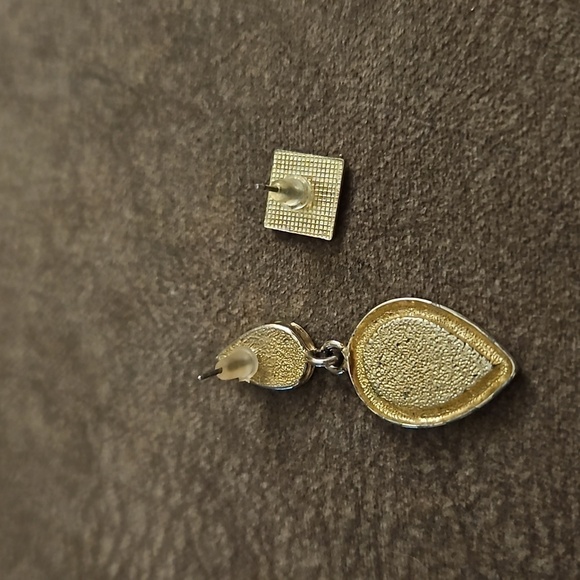 3/$30 VTG Mismatched Teardrop Dangle Checkered Post Earrings - Picture 3 of 5